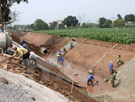 Kiên cố hóa kênh mương.